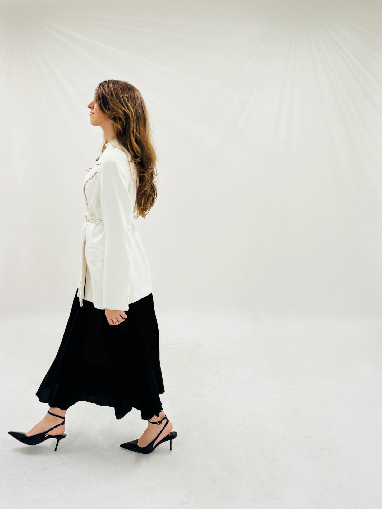 Blazer “Lina” – Blanc Élégant avec Majdoul en Soie & Finitions Marocaines Sfifa & Laakad