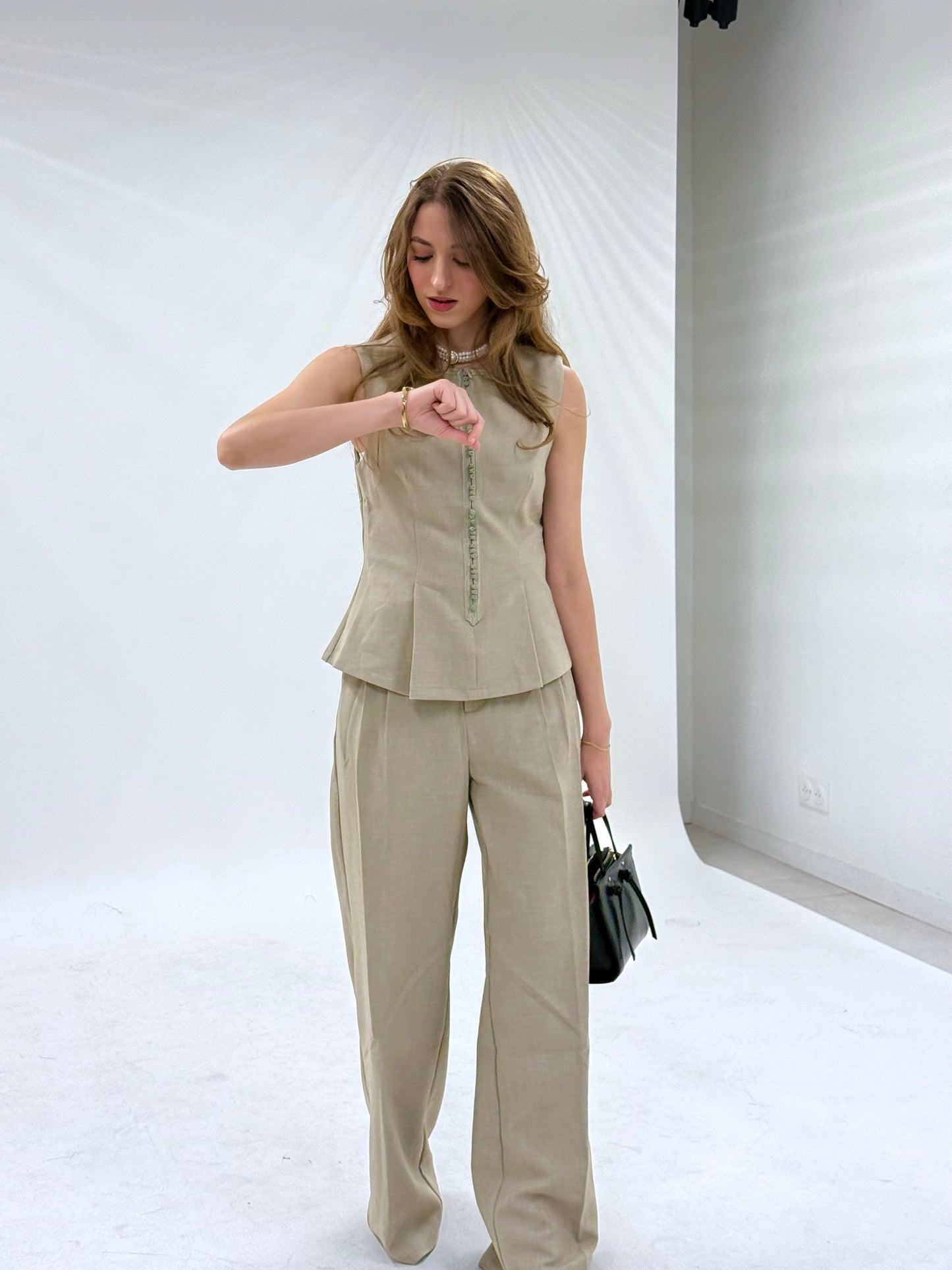 Ensemble “Safae” – Tailleur Vert Sable avec Finition Marocaine Sfifa & Laakad