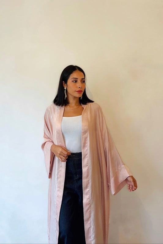 Kimono Long Satiné Fait Main – Rose Clair Élégant