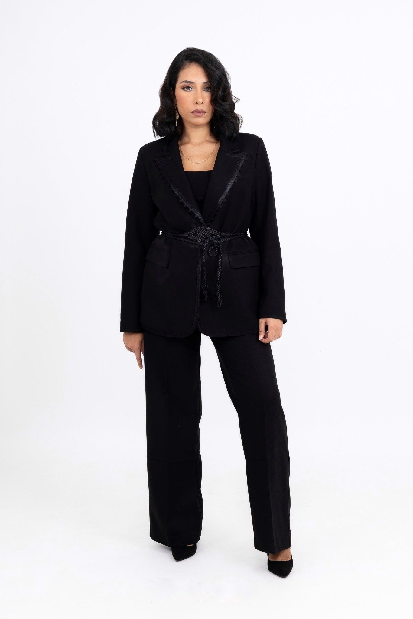 Ensemble “Sahar” – Tailleur Noir avec Ceinture Majdoul & Finitions Marocaines Sfifa & Laakad Ton sur Ton