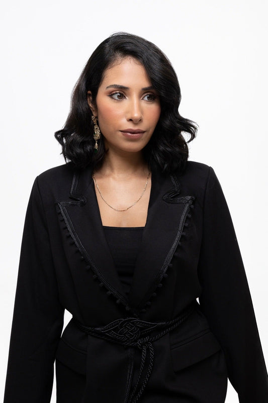 Ensemble “Sahar” – Tailleur Noir avec Ceinture Majdoul & Finitions Marocaines Sfifa & Laakad Ton sur Ton