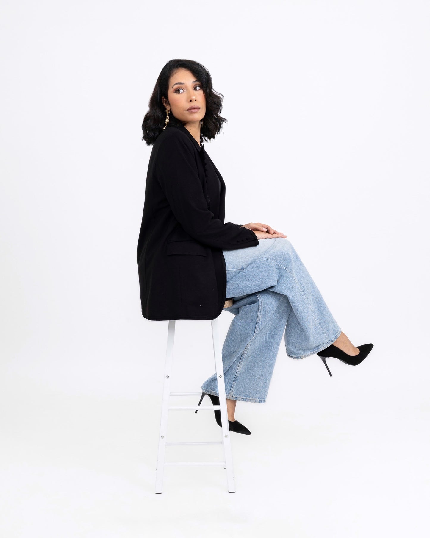 Ensemble “Sahar” – Tailleur Noir avec Ceinture Majdoul & Finitions Marocaines Sfifa & Laakad Ton sur Ton