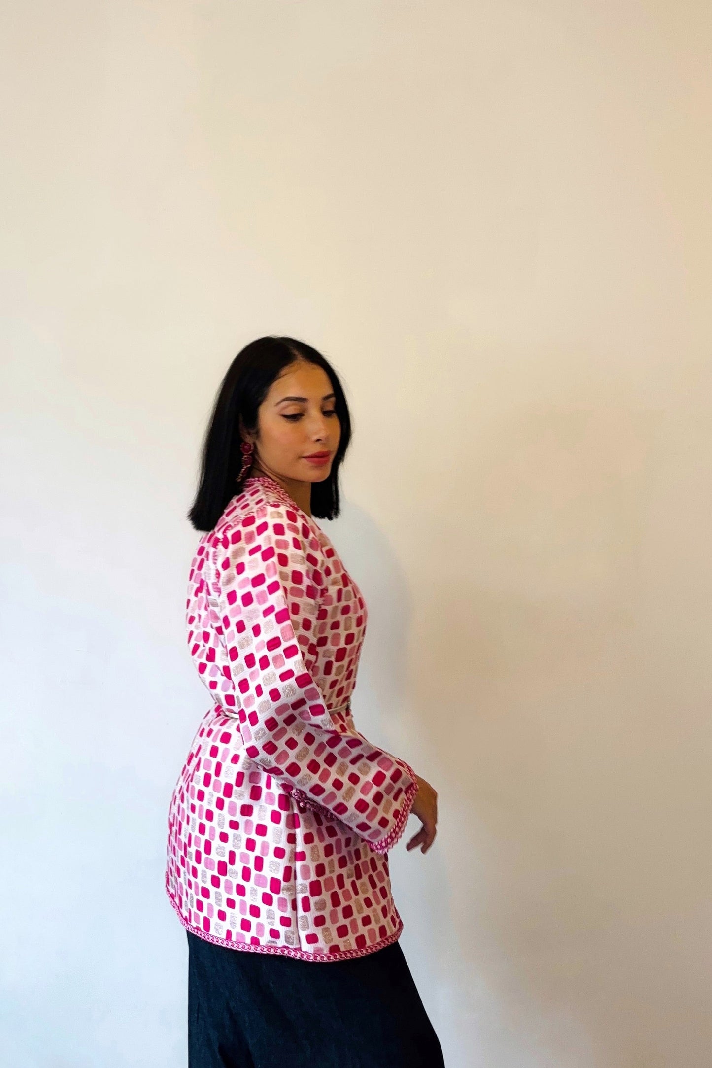 Veste Marocaine Artisanale en Sfifa & Aakad – Blanc, Rose et Dégradé