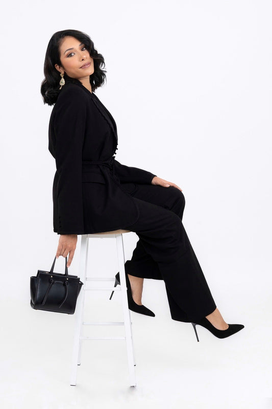 Ensemble “Sahar” – Tailleur Noir avec Ceinture Majdoul & Finitions Marocaines Sfifa & Laakad Ton sur Ton