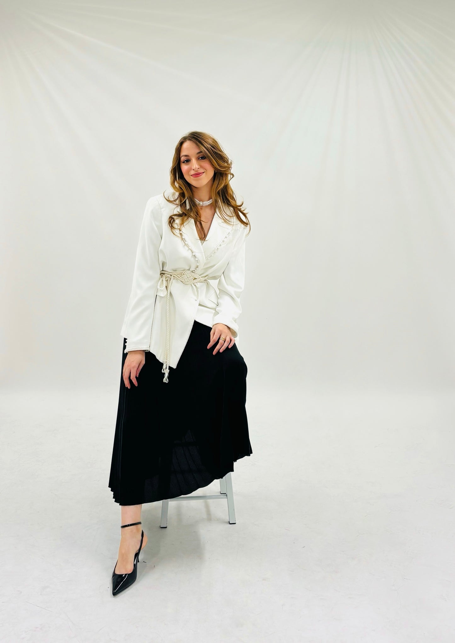 Blazer “Lina” – Blanc Élégant avec Majdoul en Soie & Finitions Marocaines Sfifa & Laakad