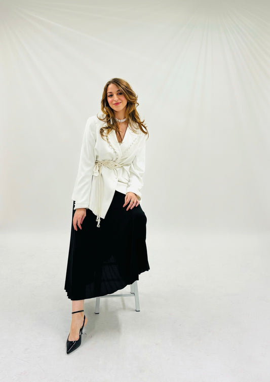 Blazer “Lina” – Blanc Élégant avec Majdoul en Soie & Finitions Marocaines Sfifa & Laakad