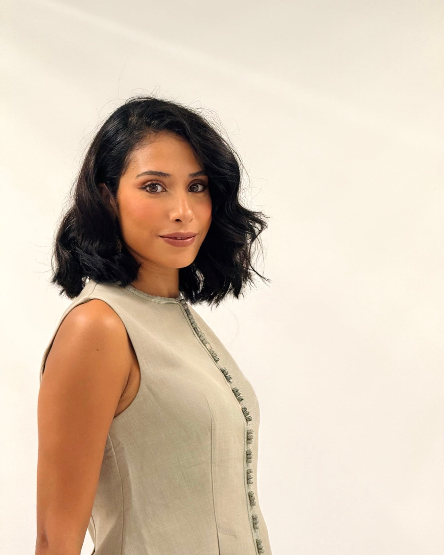 Ensemble “Safae” – Tailleur Vert Sable avec Finition Marocaine Sfifa & Laakad